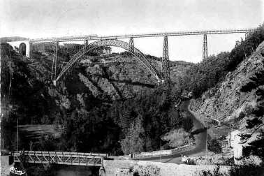 Le Viaduc de Garabit avec un train