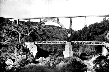 Le Viaduc de Garabit avec le vieux pont routier