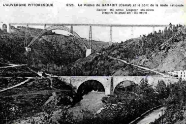 Le Viaduc de Garabit et la pont de la route nationale
