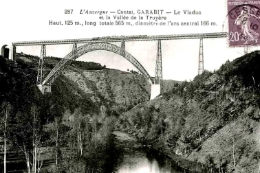 Le Viaduc de Garabit le viaduc sur la vallee de la Truyere
