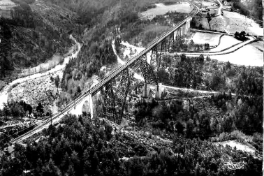 Le Viaduc de Garabit vue aerienne du Viaduc