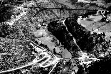 Le Viaduc de Garabit evec la riviere la Truyere