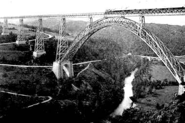 Le Viaduc de Garabit avec un train machinne a vapeur