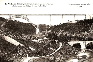Le Viaduc de Garabit la vallee de la truyere et le vieu pont