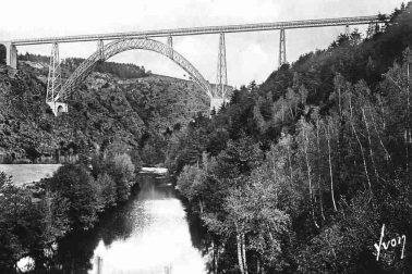 Le Viaduc de Garabit avec la vallee de la Truyere