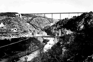 Le Viaduc de Garabit avec l ancien pont