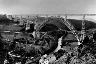 Le Viaduc de Garabit avec l ancien chemin