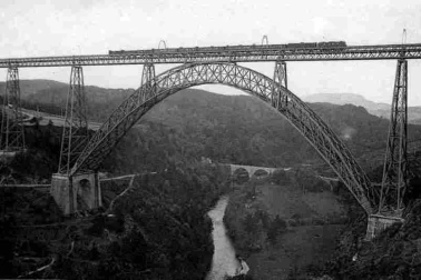 Le Viaduc de Garabit avec le train et l ancien pont