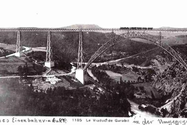 Le Viaduc de Garabit avec un train qui passe