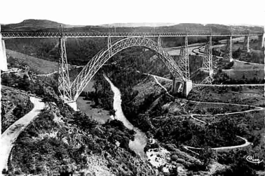 Le Viaduc de Garabit et la riviere la Truyere