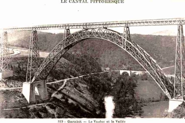 Le Viaduc de Garabit Le viaduc et la vallee