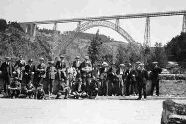 Le Viaduc de Garabit Un groupe de personnes sur le vieux pont au fond de la vallee face au Viaduc en Juillet 1924