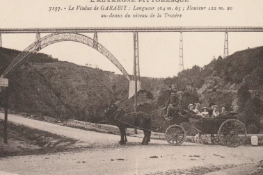 Le Viaduc de Garabit avec attelage pour touristes