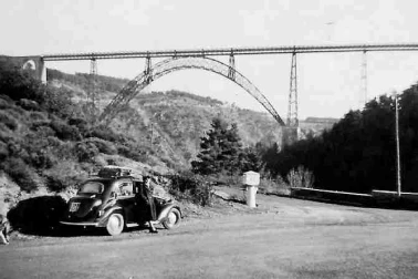 Le Viaduc de Garabit voiture et le chien