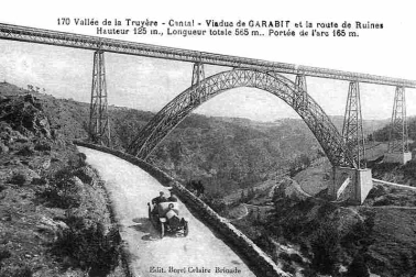 Le Viaduc de Garabit Vallee de la Truyere et la route de Ruines