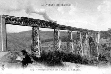 Le Viaduc de Garabit passage d un train sur la viaduc