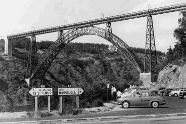 Le Viaduc de Garabit voiture Dauphine