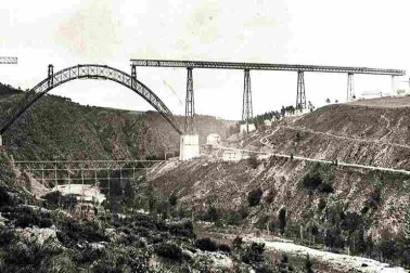 En construction - qui franchit les eaux du lac de retenue du barrage