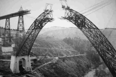 En construction - le viaduc dispose d une catenaire et supporte une voie unique