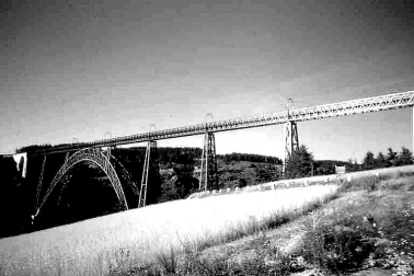Viaduc de Garabit proche de l hotel Beaux Sites