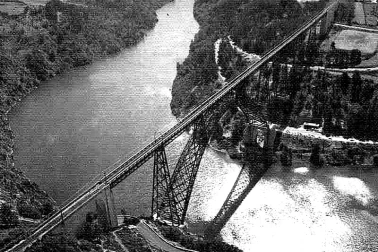 Viaduc de Garabit vue aerienne et la retenue