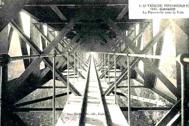 Viaduc de Garabit la passerelle sous la voie
