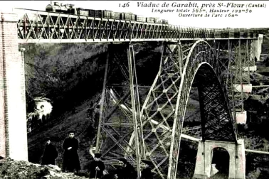 Viaduc de Garabit pres de St Flour avec un machine a vapeur