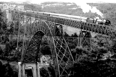 Viaduc de Garabit dans tous ses etats locomotive a vapeur