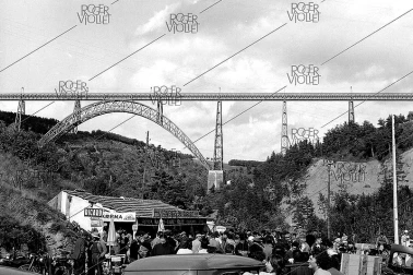 Viaduc de Garabit Les touristes au pied du viaduc dans les annees 50