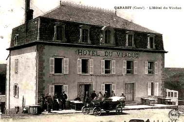 Viaduc de Garabit L hotel du viaduc avec un groupe de personage