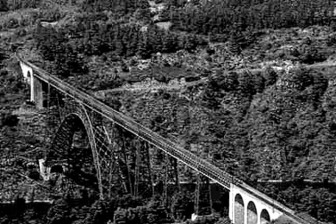 Viaduc de Garabit vue aerienne cote Louberesse