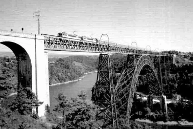 Viaduc de Garabit avec un train et la retenue du barage