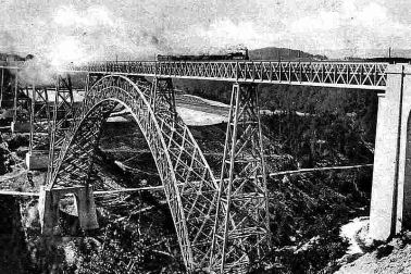 Viaduc de Garabit avec un train et sa locomotive a vapeur