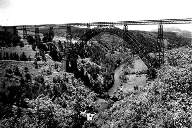 Viaduc de Garabit La vallee et le Viaduc