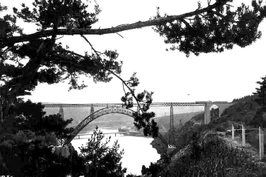 Viaduc de Garabit et la retenue du barrage de Granval