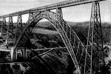 Viaduc de Garabit sur la droite l ancien pont