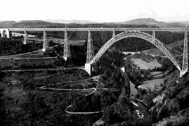 Viaduc de Garabit La vallee de la Truyere et le Viaduc