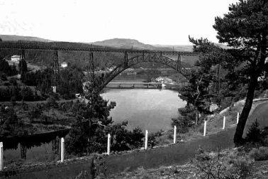 Viaduc de Garabit avec la retenue du barrage de Granval vue de la route