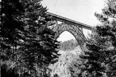 Viaduc de Garabit la route de Loubaresse