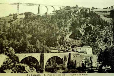 Viaduc de Garabit Le pont de pierre sur la truyere et le viaduc