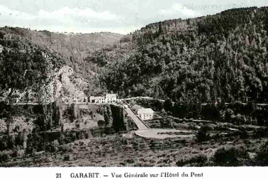Viaduc de Garabit vue generale sur l hotel du pont et le moulin