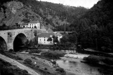 Viaduc de Garabit le moulin et le vieux pont