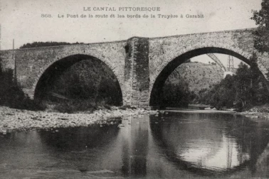 Viaduc de Garabit Le pont de la route et les bords de la Truyere a Garabit