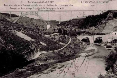 Viaduc de Garabit Le Viaduc perspective d un passage de train de la Compagnis du Midi