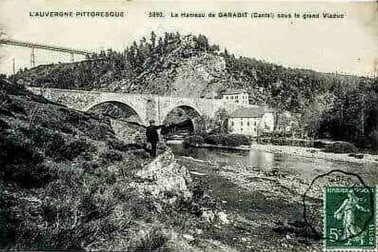 Viaduc de Garabit Le Hameau de Garabit avec son moulin sous le grand viaduc
