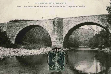 Viaduc de Garabit Carte postale ancienne le pont de la route et les bords de la Truyere a Garabit