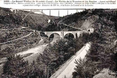 Viaduc de Garabit Le grand viaduc La vallee de la Truyere et les routes
