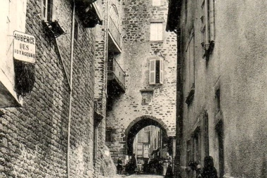 Saint-Flour Portail et rue des Tuiles