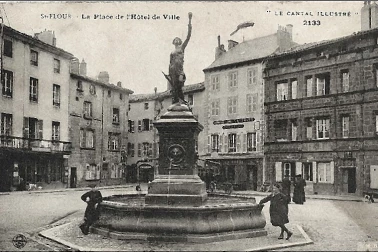 Saint-Flour ville haute - Place de l'Hotel de Ville
