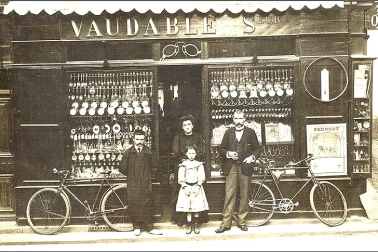 Saint-Flour ville haute - Un magasin du les rues